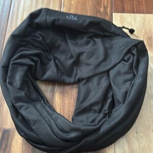 BEYOND YOGA
Infinity Hidden Pocket Scarf